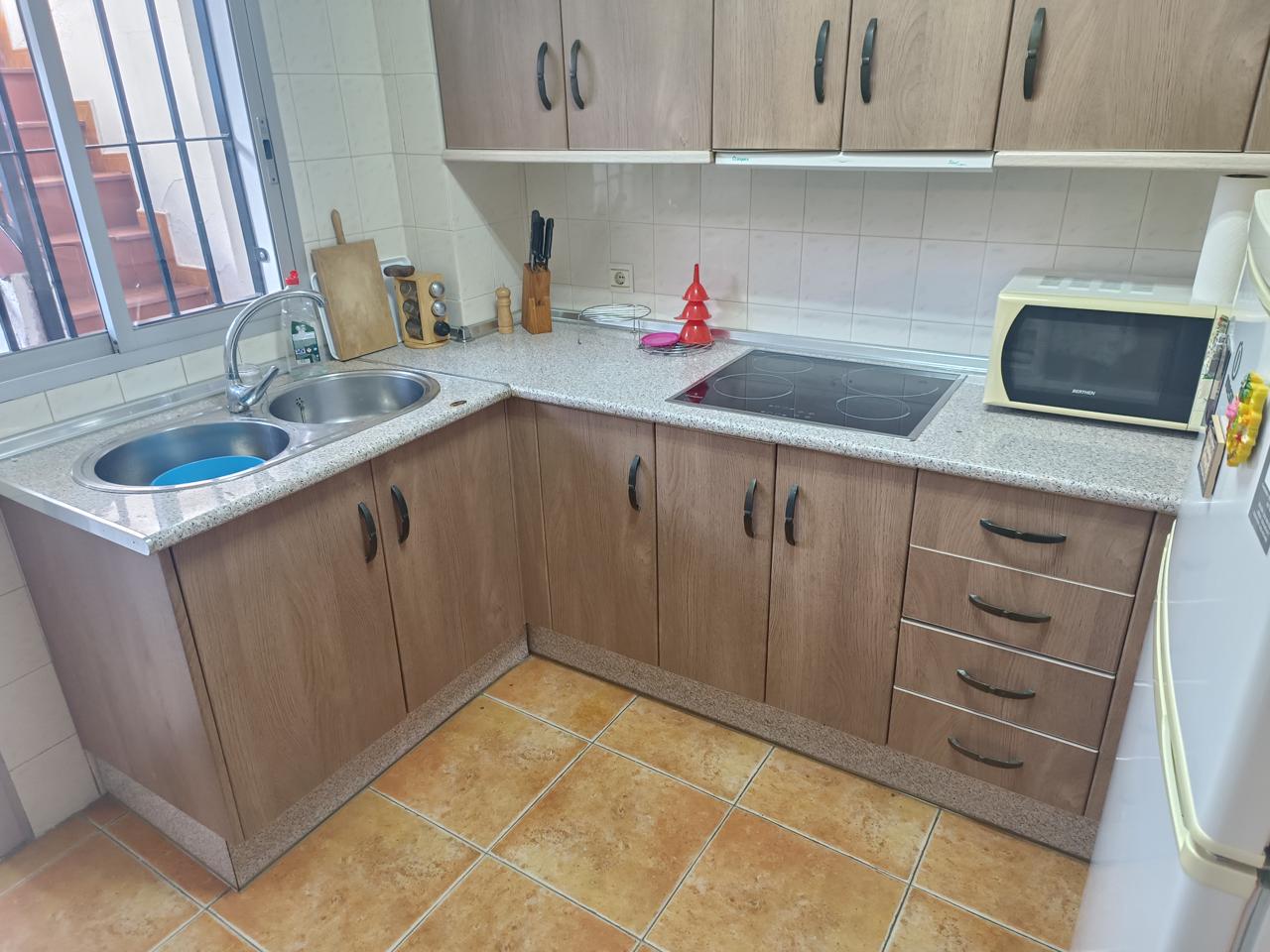 Complete building for sale in Vélez-Málaga: ideal for investment or housing + business