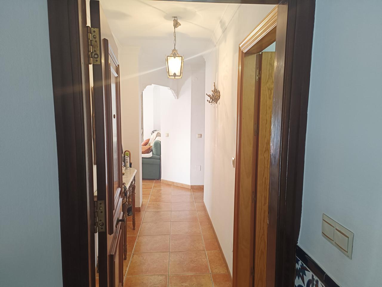 Complete building for sale in Vélez-Málaga: ideal for investment or housing + business