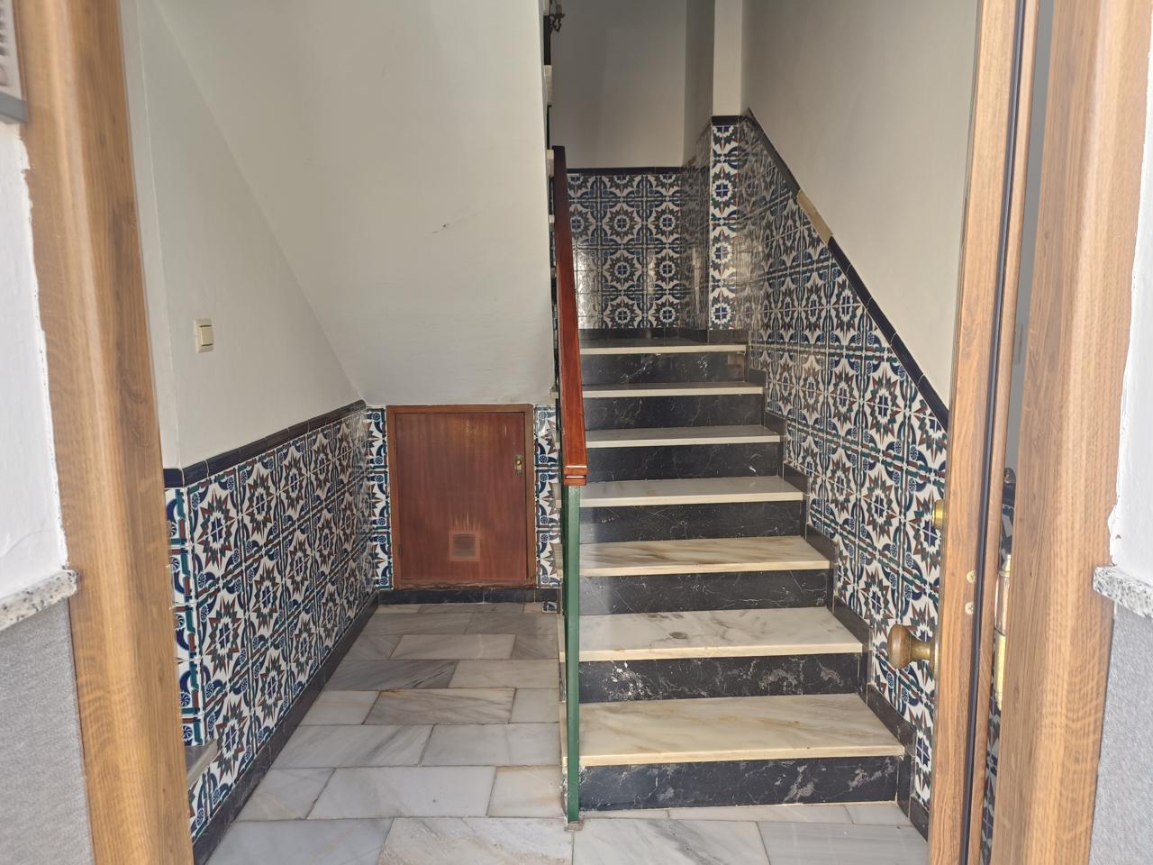 Complete building for sale in Vélez-Málaga: ideal for investment or housing + business