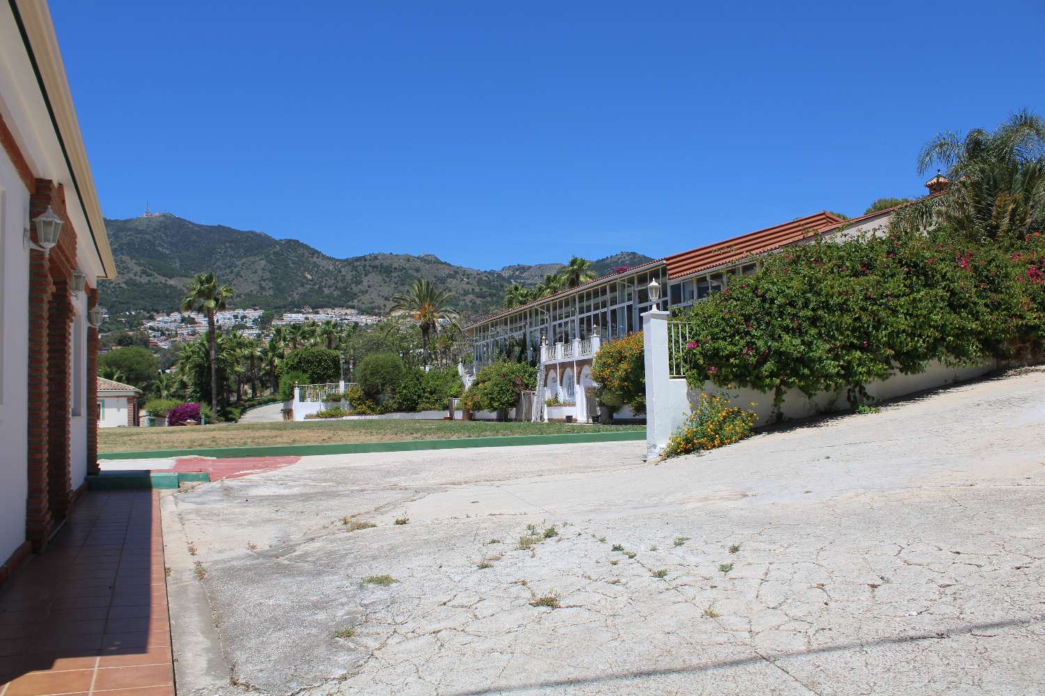 Exclusive Equestrian Club with Tennis Courts and Event Rooms: Elegance, Sport and Celebrations in One Place