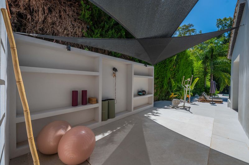 Villa Reformada de 5 Dormitorios en Nueva Andalucía, Marbella
