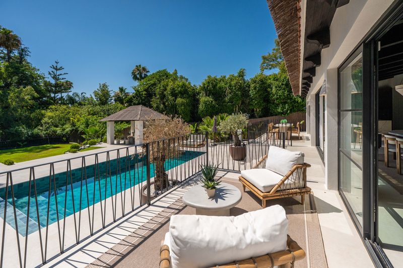 Villa Reformada de 5 Dormitorios en Nueva Andalucía, Marbella