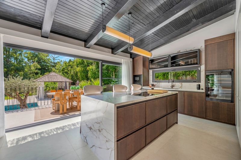 Villa Reformada de 5 Dormitorios en Nueva Andalucía, Marbella