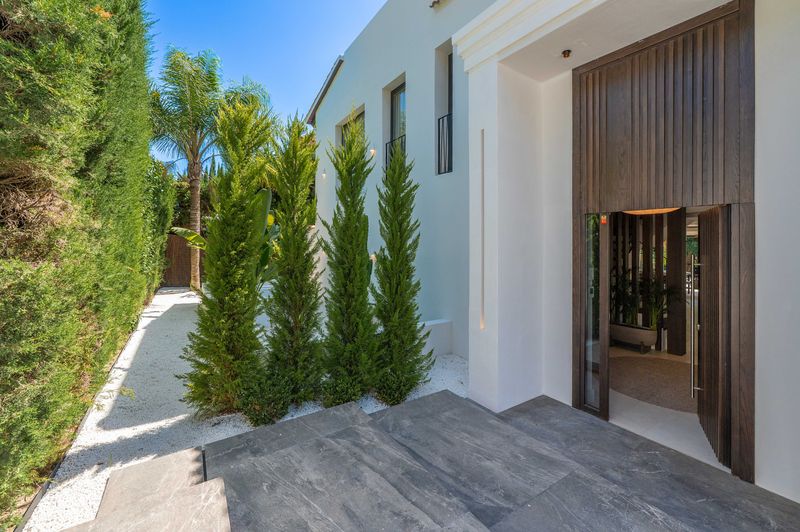 Villa Reformada de 5 Dormitorios en Nueva Andalucía, Marbella