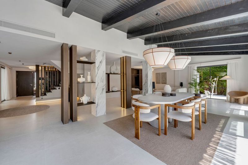 Villa Reformada de 5 Dormitorios en Nueva Andalucía, Marbella