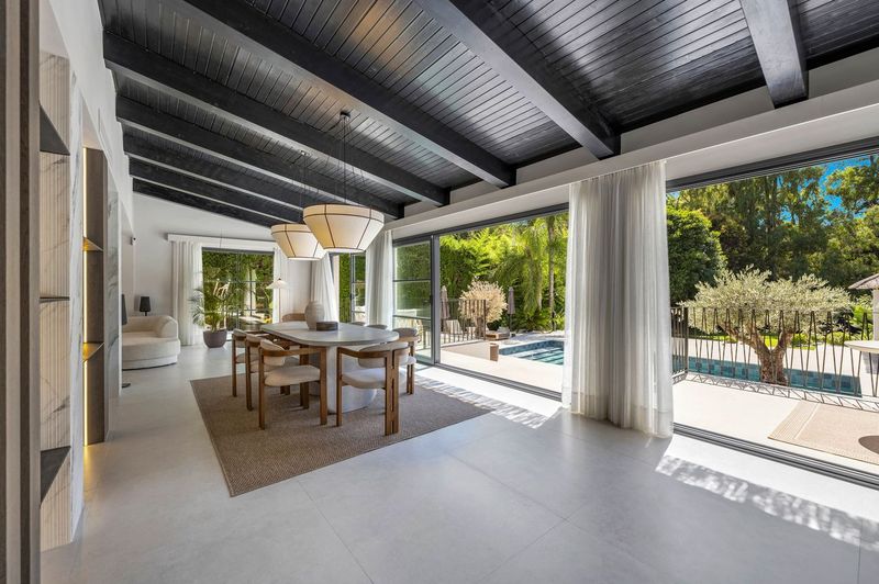 Villa Reformada de 5 Dormitorios en Nueva Andalucía, Marbella