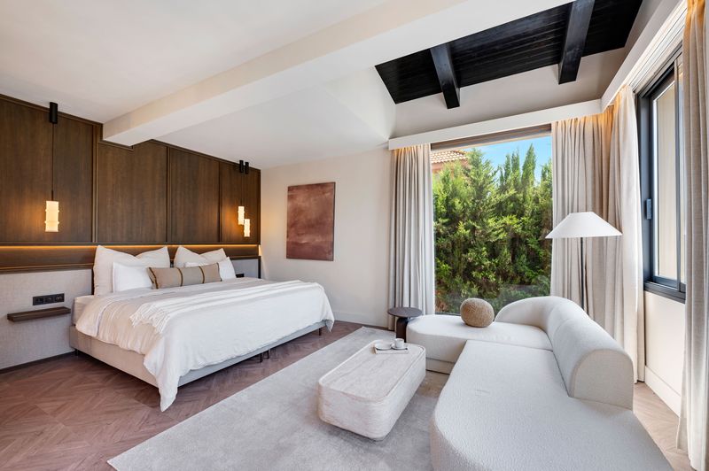 Villa Reformada de 5 Dormitorios en Nueva Andalucía, Marbella