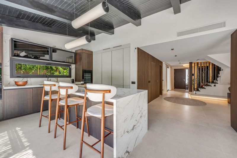 Villa Reformada de 5 Dormitorios en Nueva Andalucía, Marbella