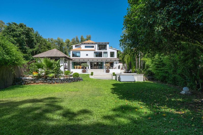 Villa Reformada de 5 Dormitorios en Nueva Andalucía, Marbella