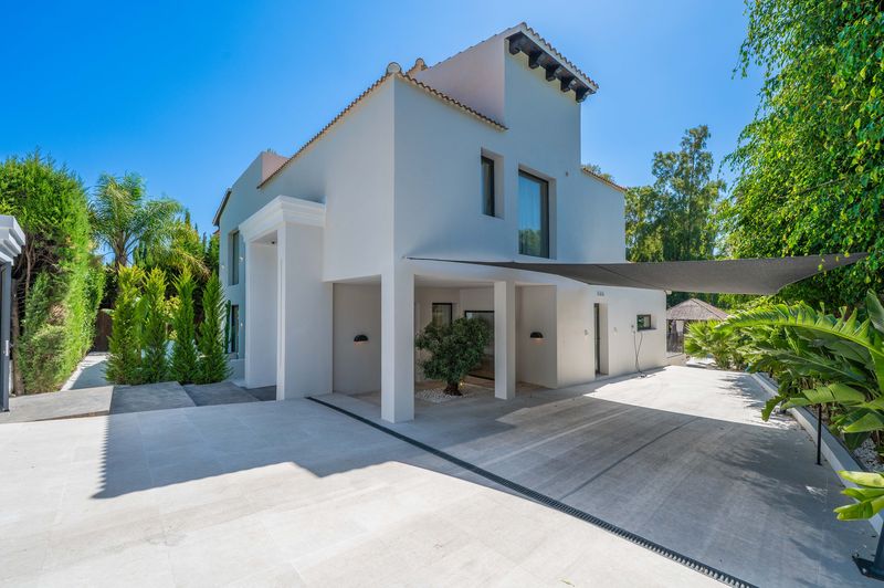 Villa Reformada de 5 Dormitorios en Nueva Andalucía, Marbella