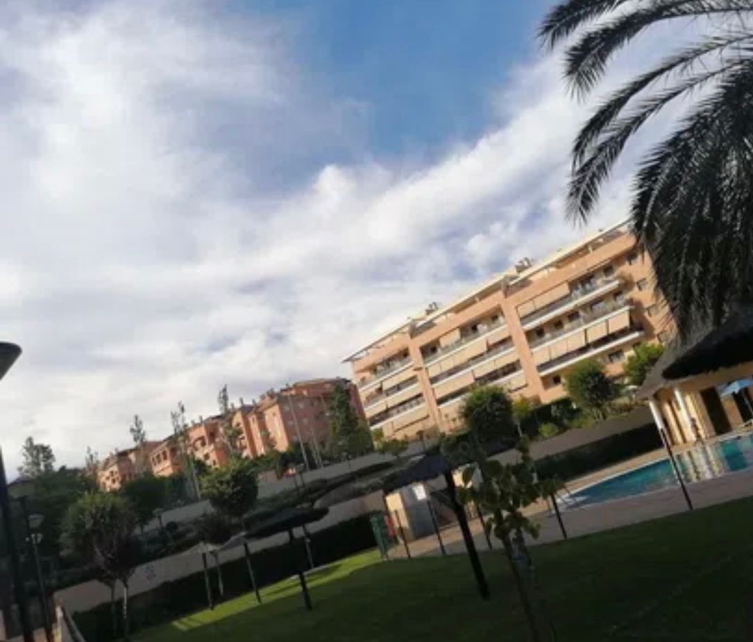 Planta baja con un jardín privado, larga temporada