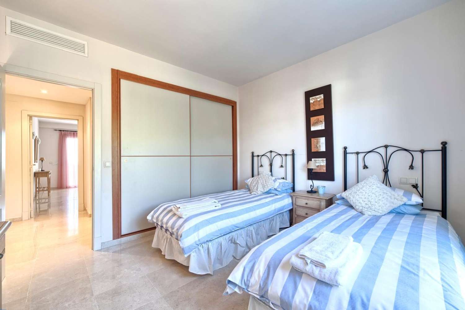 Amplio apartamento con vistas al mar y al golf en Benahavís