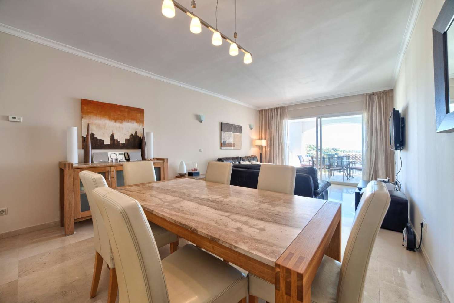 Amplio apartamento con vistas al mar y al golf en Benahavís