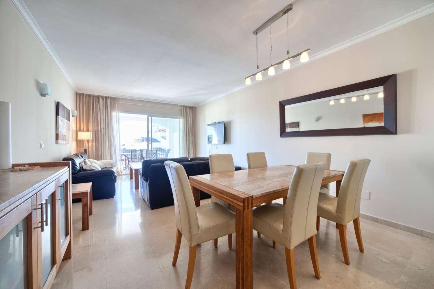 Amplio apartamento con vistas al mar y al golf en Benahavís