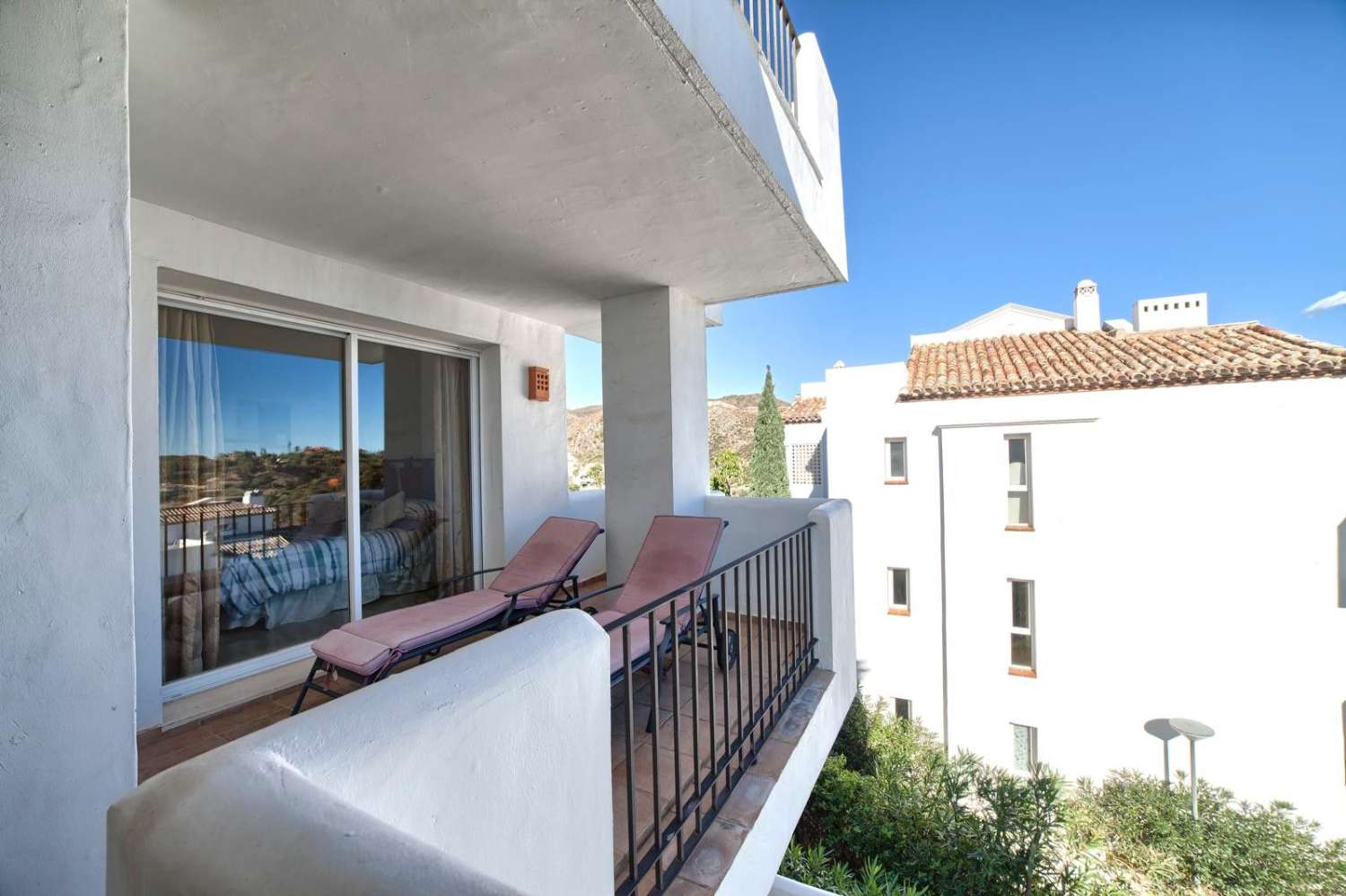 Amplio apartamento con vistas al mar y al golf en Benahavís