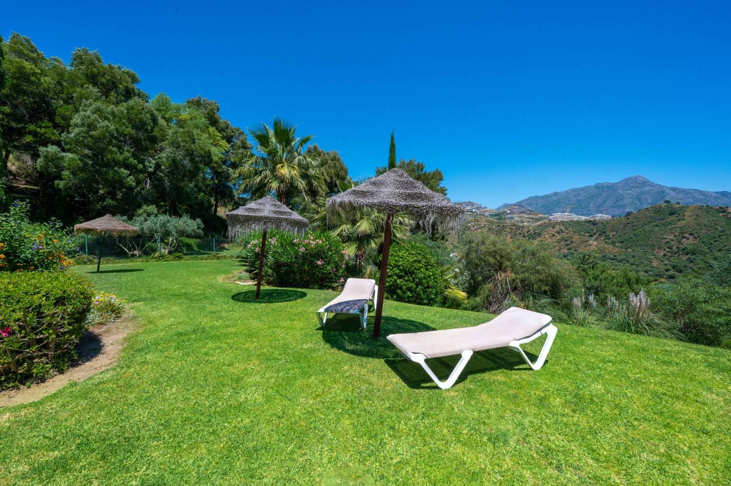 Amplio apartamento con vistas al mar y al golf en Benahavís