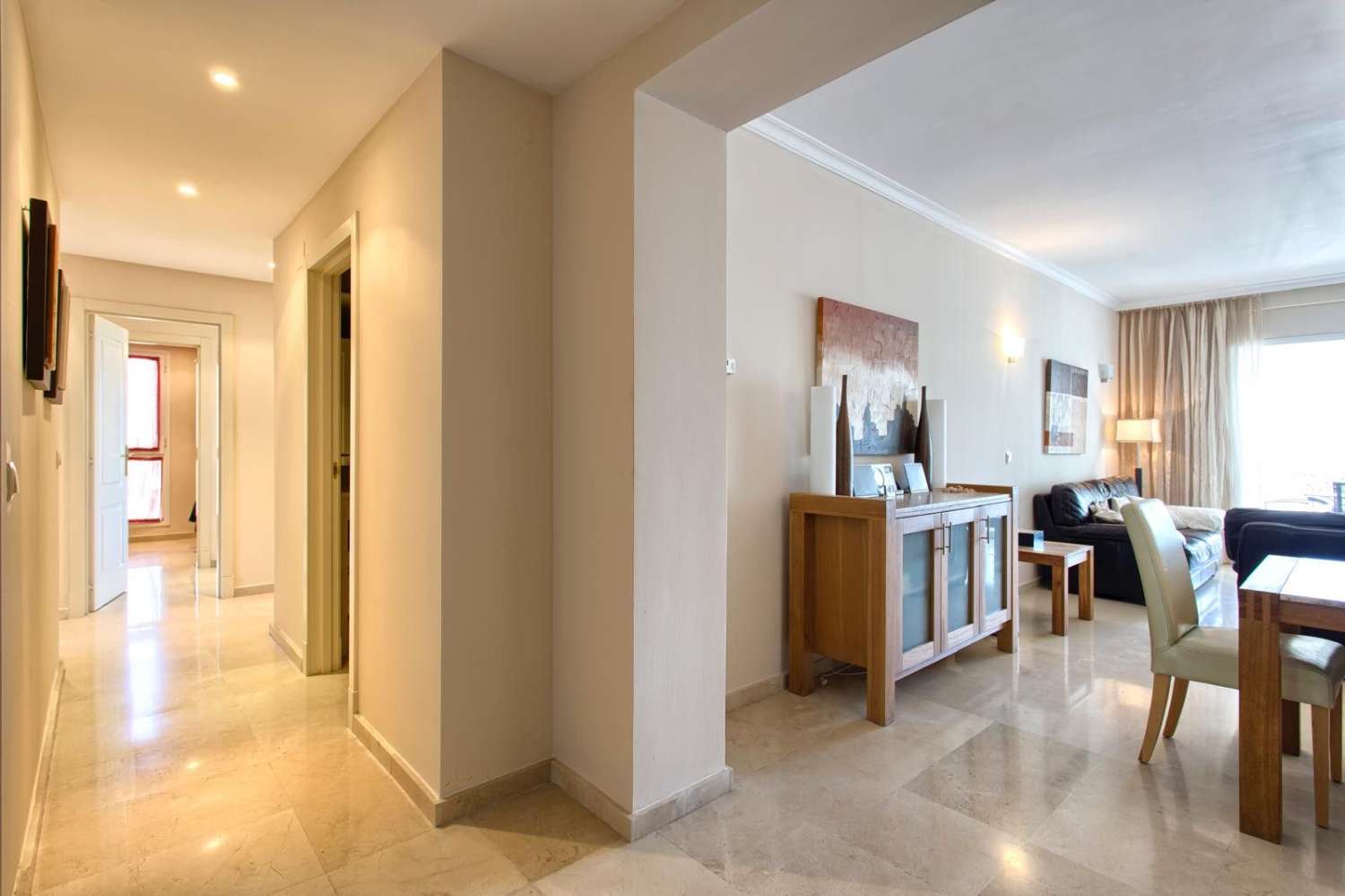 Amplio apartamento con vistas al mar y al golf en Benahavís