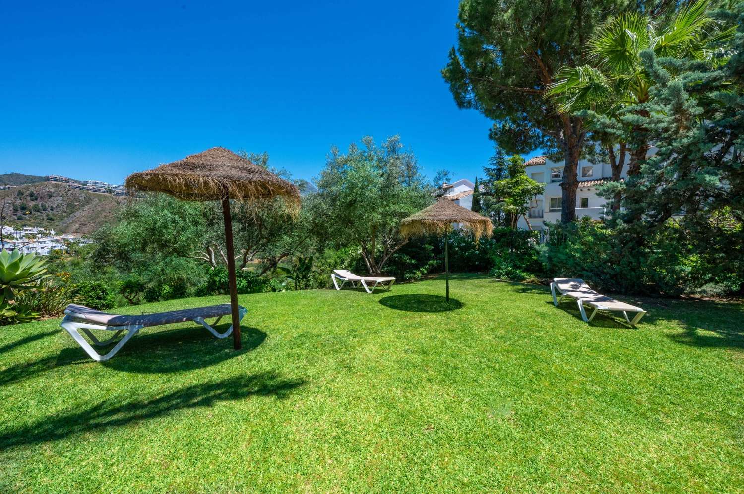 Amplio apartamento con vistas al mar y al golf en Benahavís
