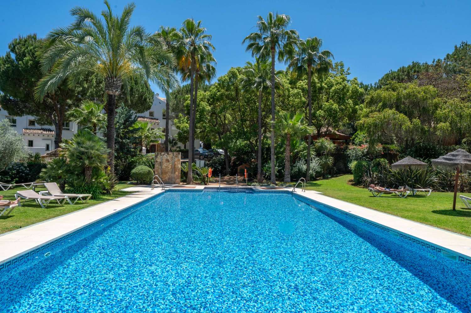Amplio apartamento con vistas al mar y al golf en Benahavís