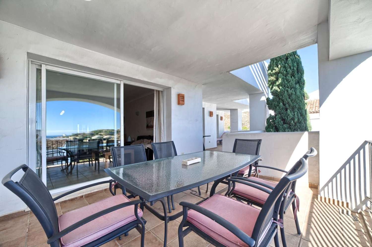 Amplio apartamento con vistas al mar y al golf en Benahavís