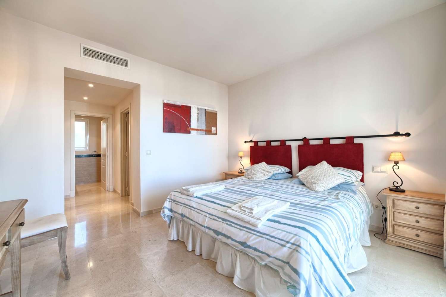Amplio apartamento con vistas al mar y al golf en Benahavís