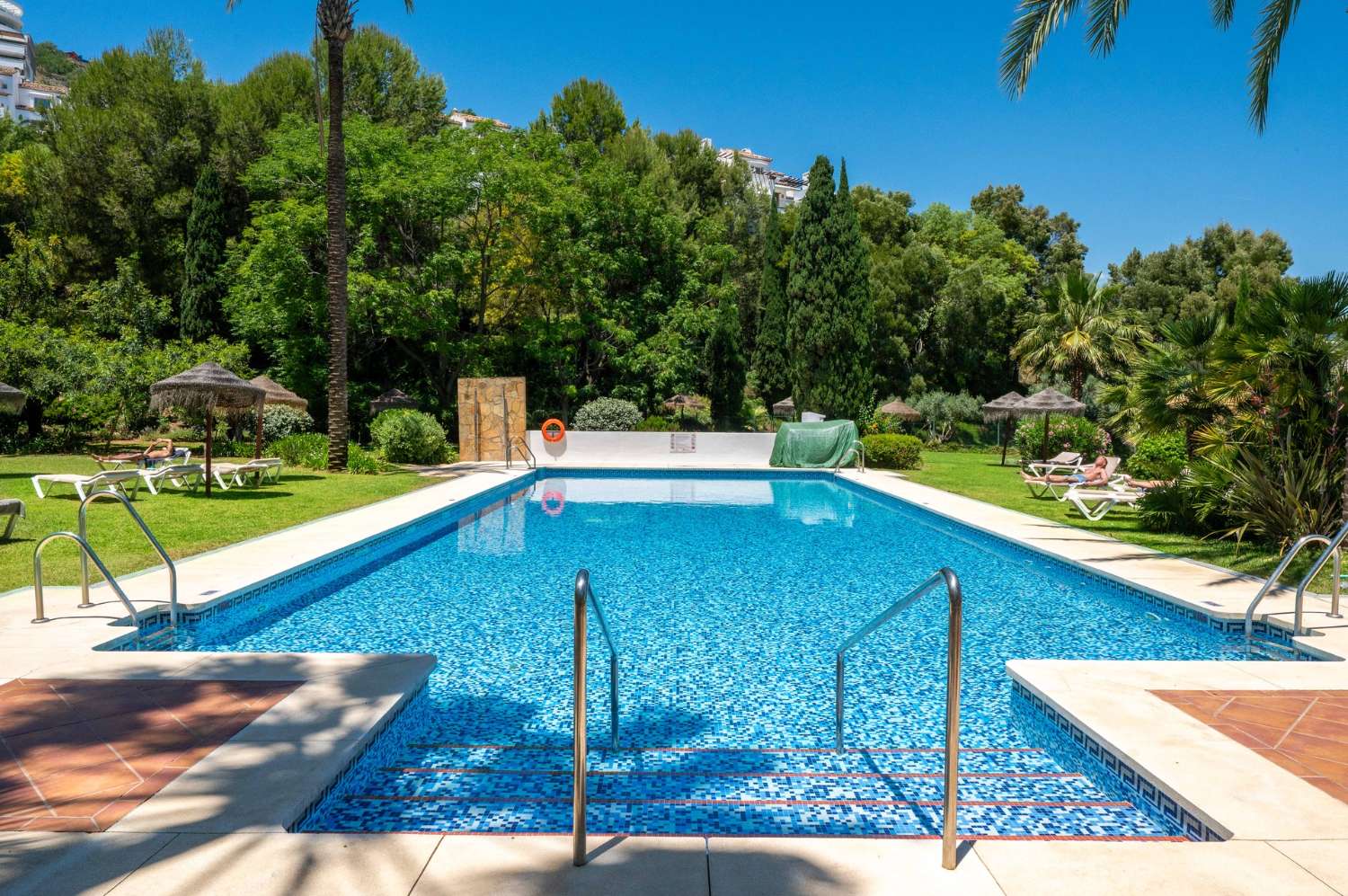 Amplio apartamento con vistas al mar y al golf en Benahavís