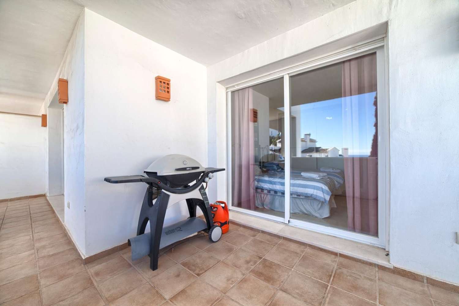 Amplio apartamento con vistas al mar y al golf en Benahavís