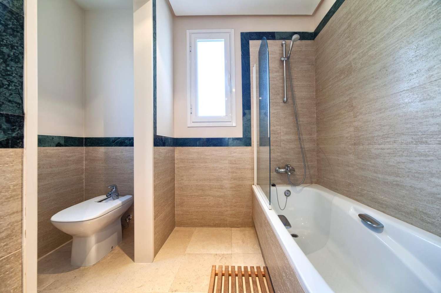 Amplio apartamento con vistas al mar y al golf en Benahavís