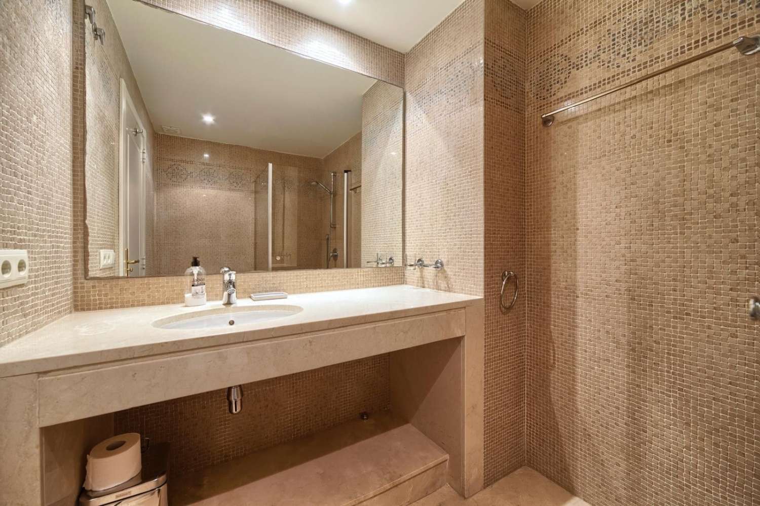 Amplio apartamento con vistas al mar y al golf en Benahavís