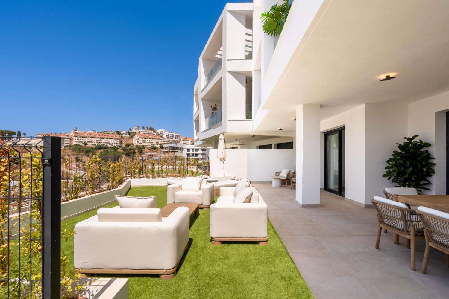 Apartamento en Planta Baja con Vistas al Mar en Fuengirola