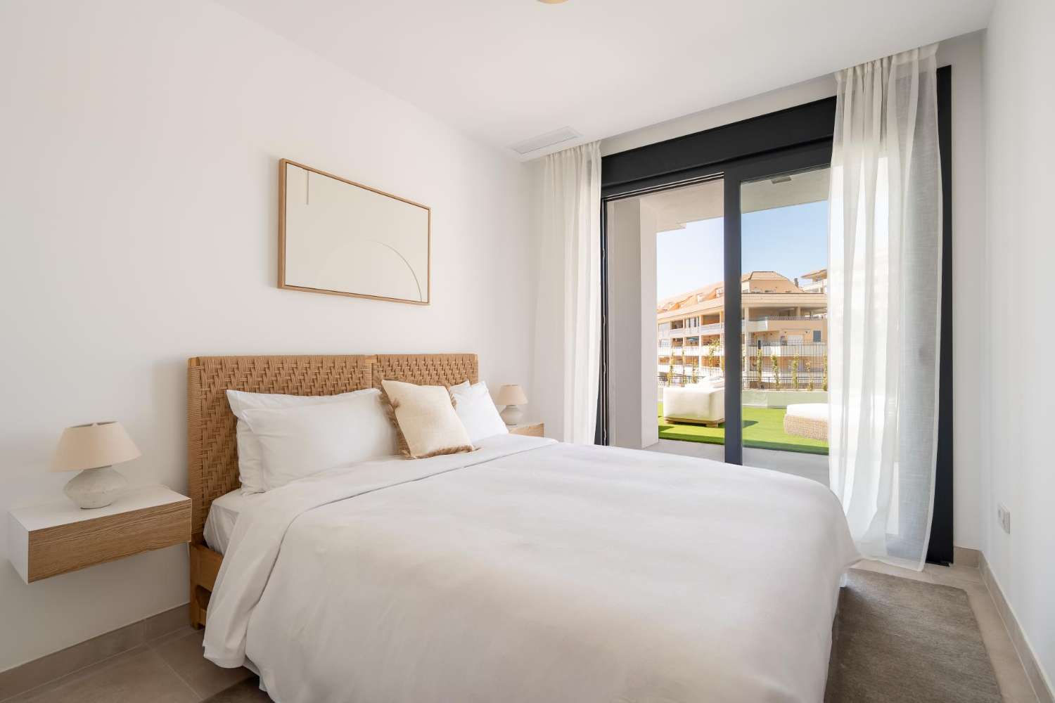 Apartamento en Planta Baja con Vistas al Mar en Fuengirola