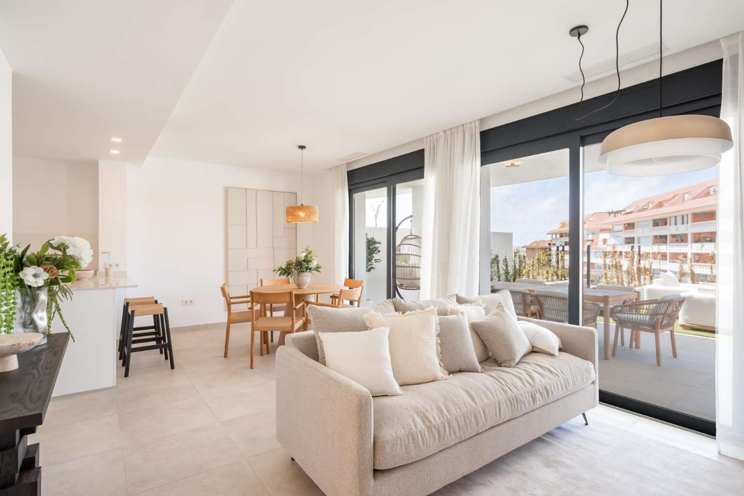 Apartamento en Planta Baja con Vistas al Mar en Fuengirola