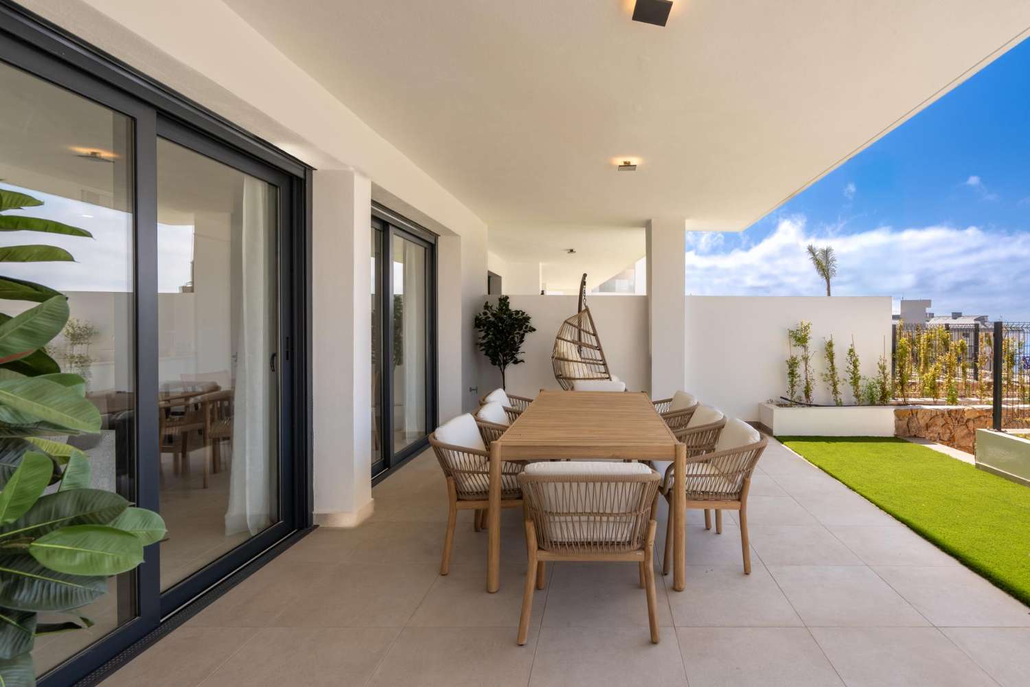 Apartamento en Planta Baja con Vistas al Mar en Fuengirola