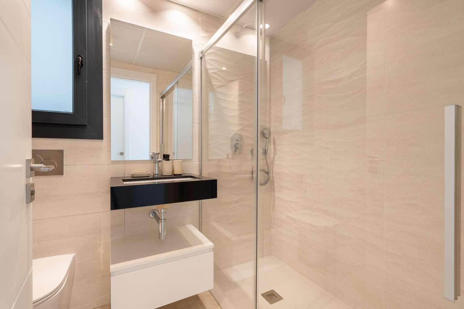 Apartamento en Planta Baja con Vistas al Mar en Fuengirola