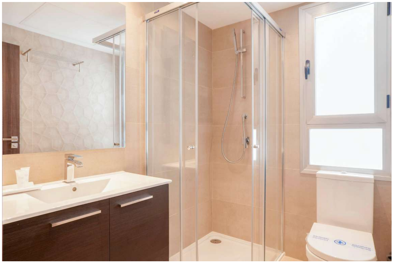 Kaunis 3 makuuhuoneen asunto Nueva Alcántarassa, muutaman metrin päässä rannasta