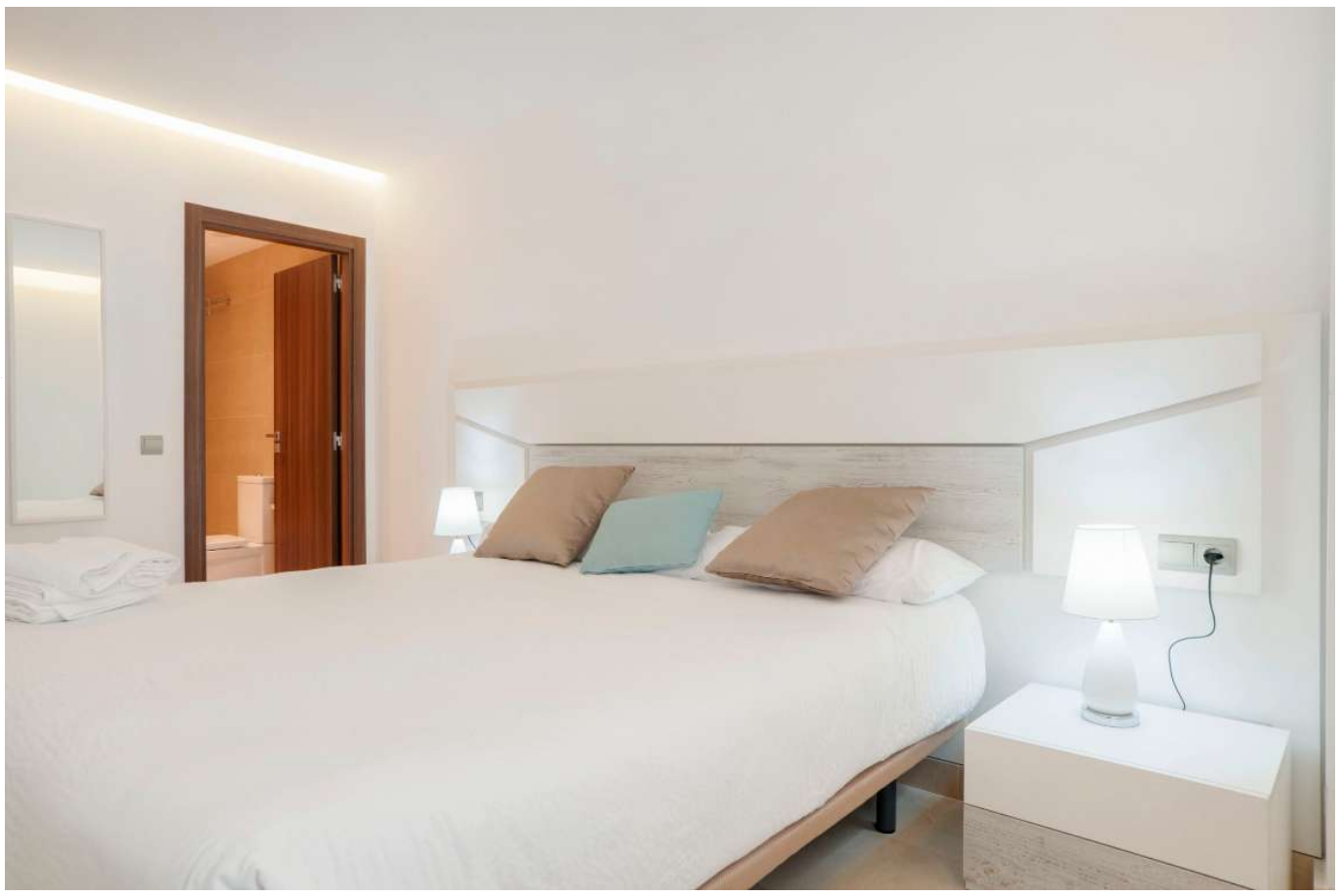 Kaunis 3 makuuhuoneen asunto Nueva Alcántarassa, muutaman metrin päässä rannasta