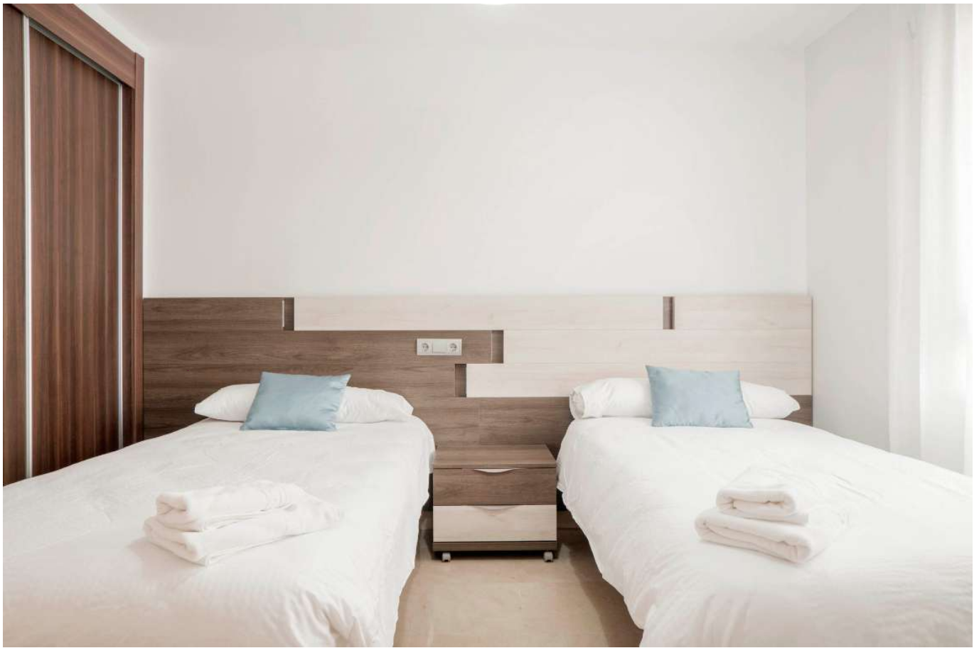 Kaunis 3 makuuhuoneen asunto Nueva Alcántarassa, muutaman metrin päässä rannasta