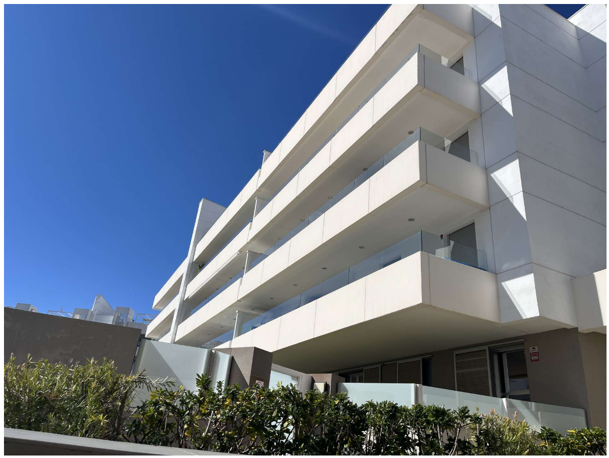 Kaunis 3 makuuhuoneen asunto Nueva Alcántarassa, muutaman metrin päässä rannasta