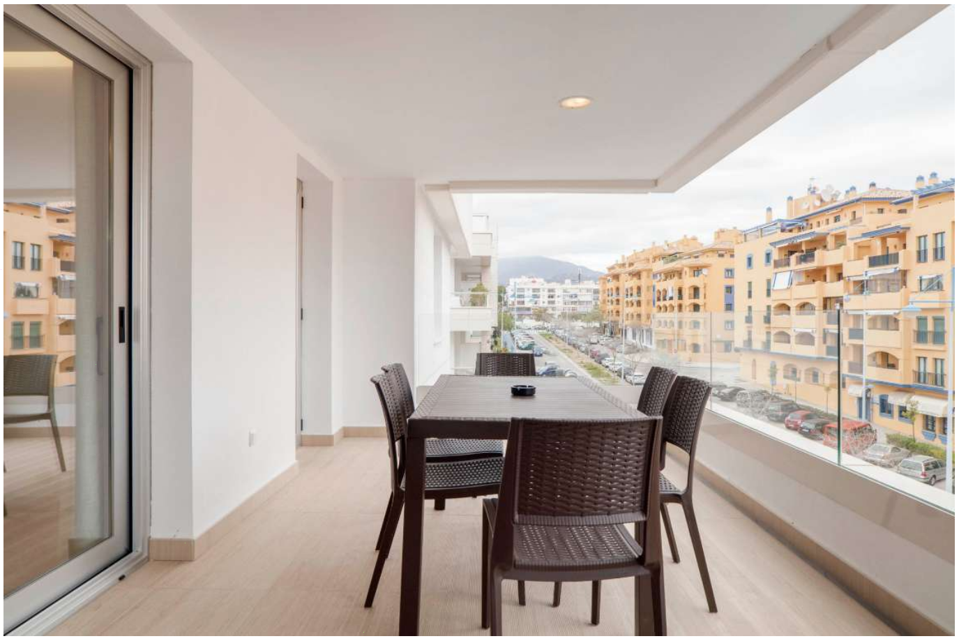 Kaunis 3 makuuhuoneen asunto Nueva Alcántarassa, muutaman metrin päässä rannasta