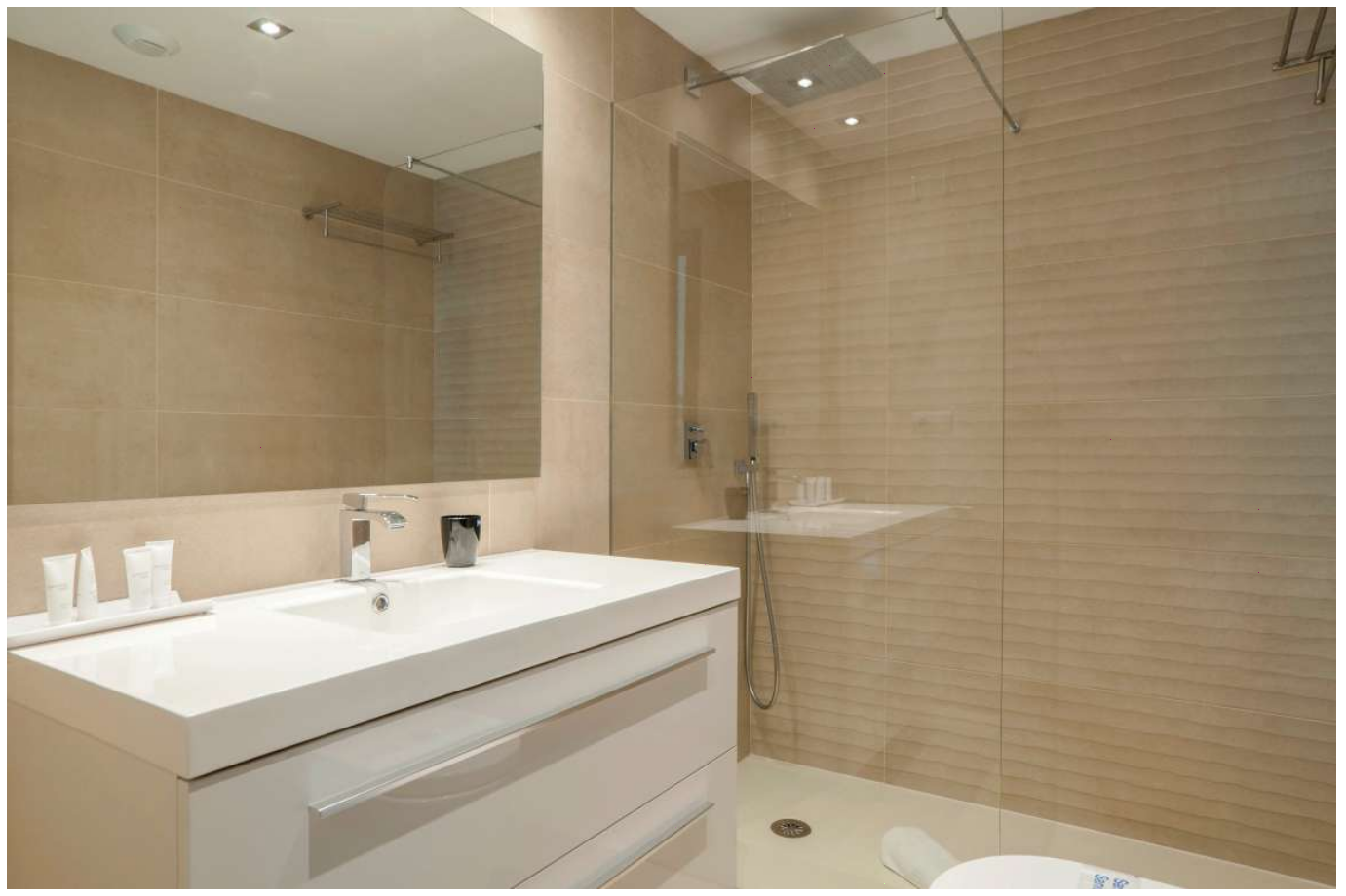 Kaunis 3 makuuhuoneen asunto Nueva Alcántarassa, muutaman metrin päässä rannasta