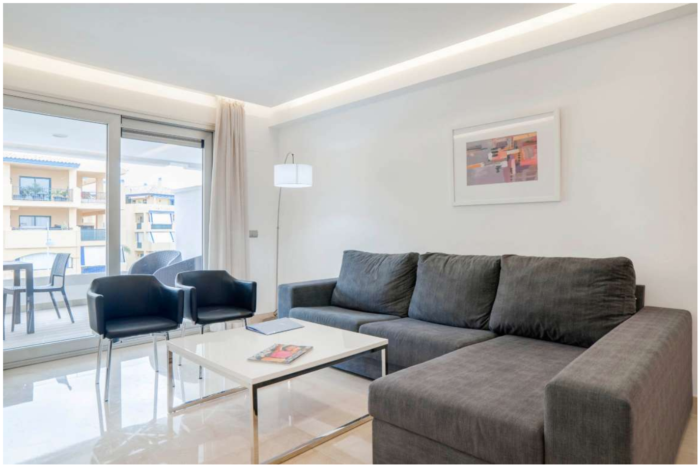 Kaunis 3 makuuhuoneen asunto Nueva Alcántarassa, muutaman metrin päässä rannasta