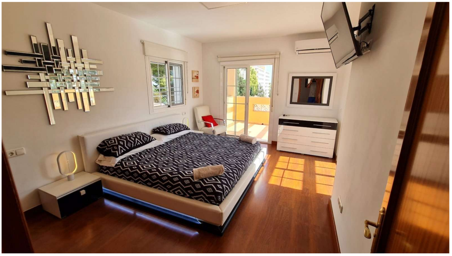 Villa Exclusiva en Torremolinos – Elegancia, Luz y Rentabilidad