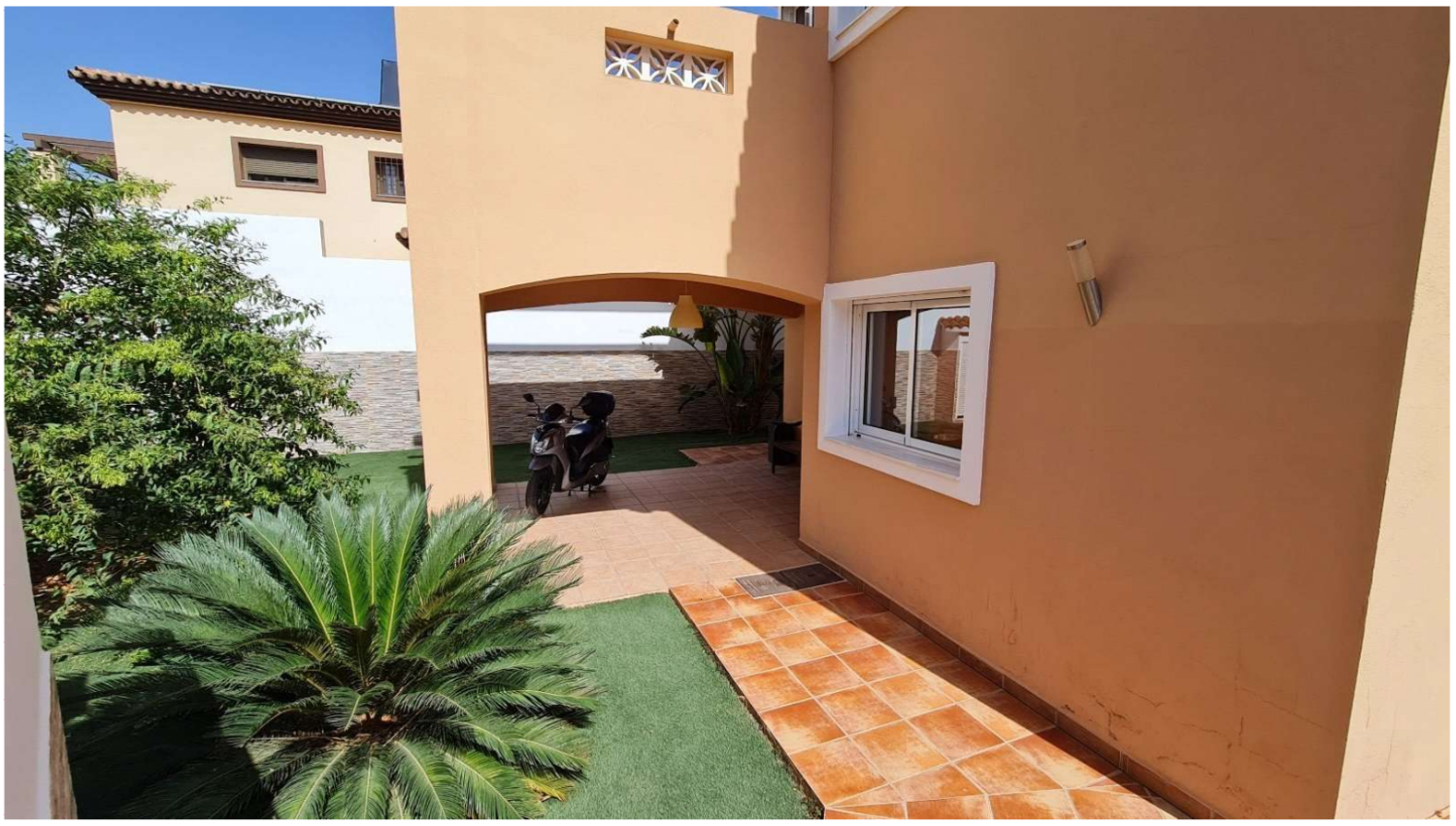 Villa Exclusiva en Torremolinos – Elegancia, Luz y Rentabilidad