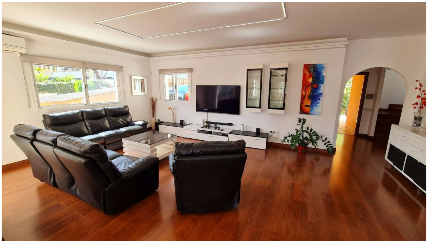 Villa Exclusiva en Torremolinos – Elegancia, Luz y Rentabilidad