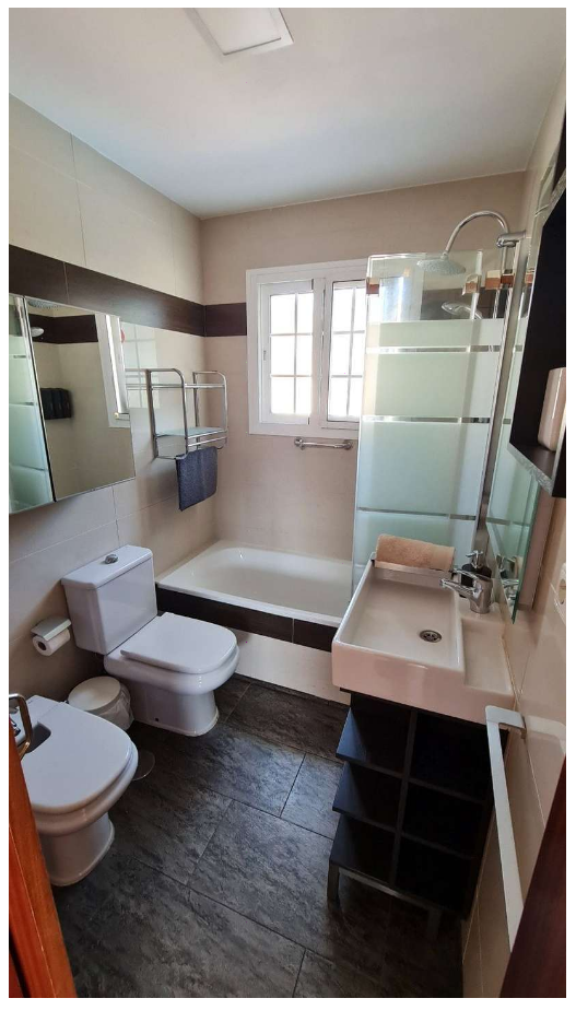 Villa Exclusiva en Torremolinos – Elegancia, Luz y Rentabilidad