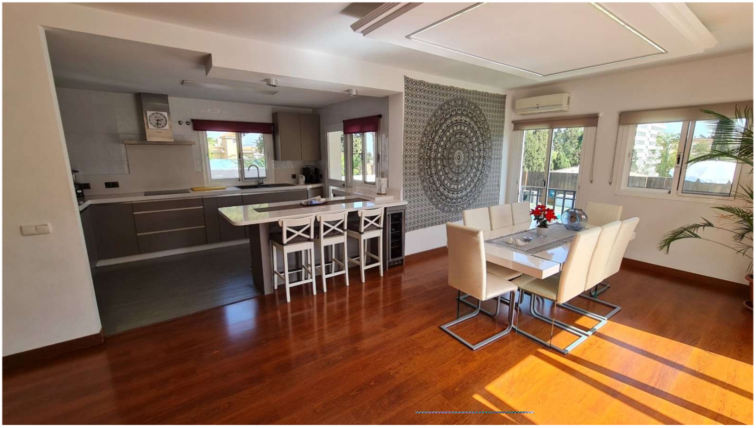 Villa Exclusiva en Torremolinos – Elegancia, Luz y Rentabilidad