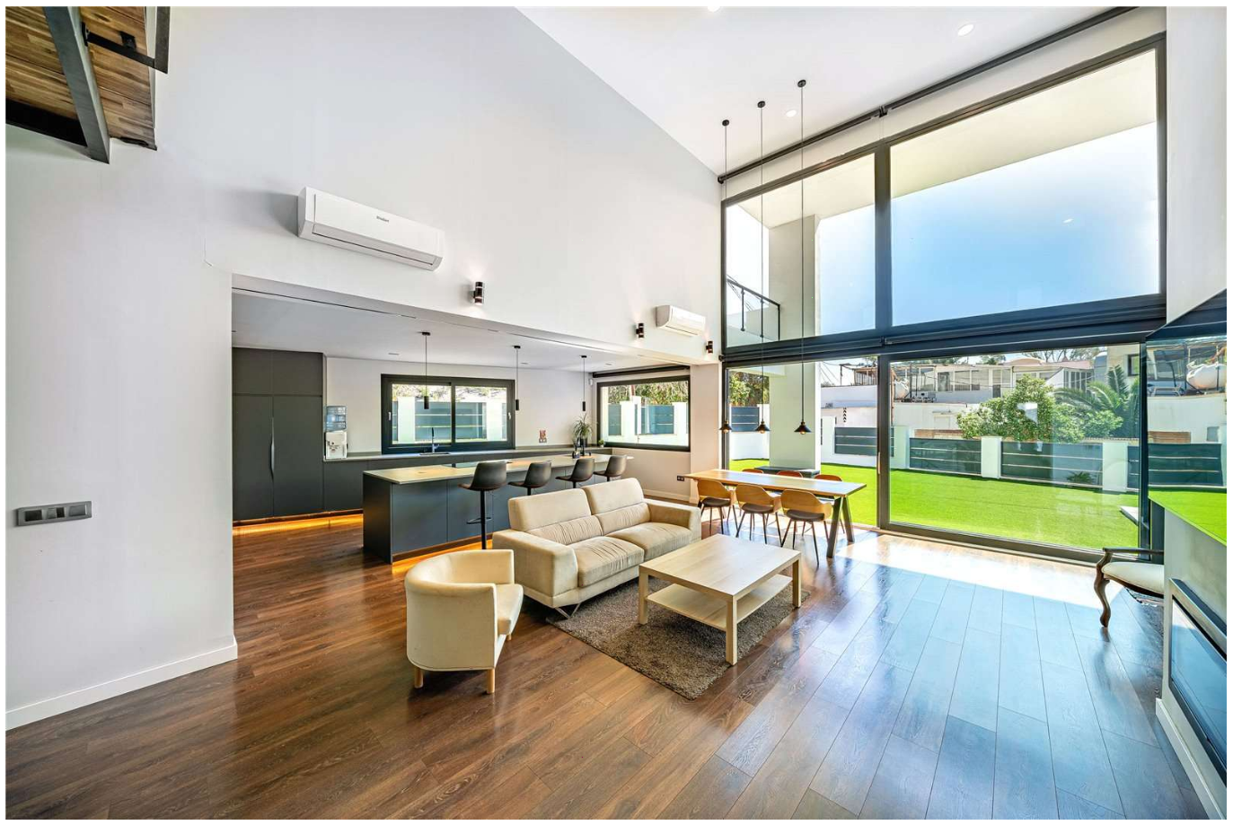 Villa Exclusiva en Torremolinos – Lujo, Luz y Ubicación Inmejorable