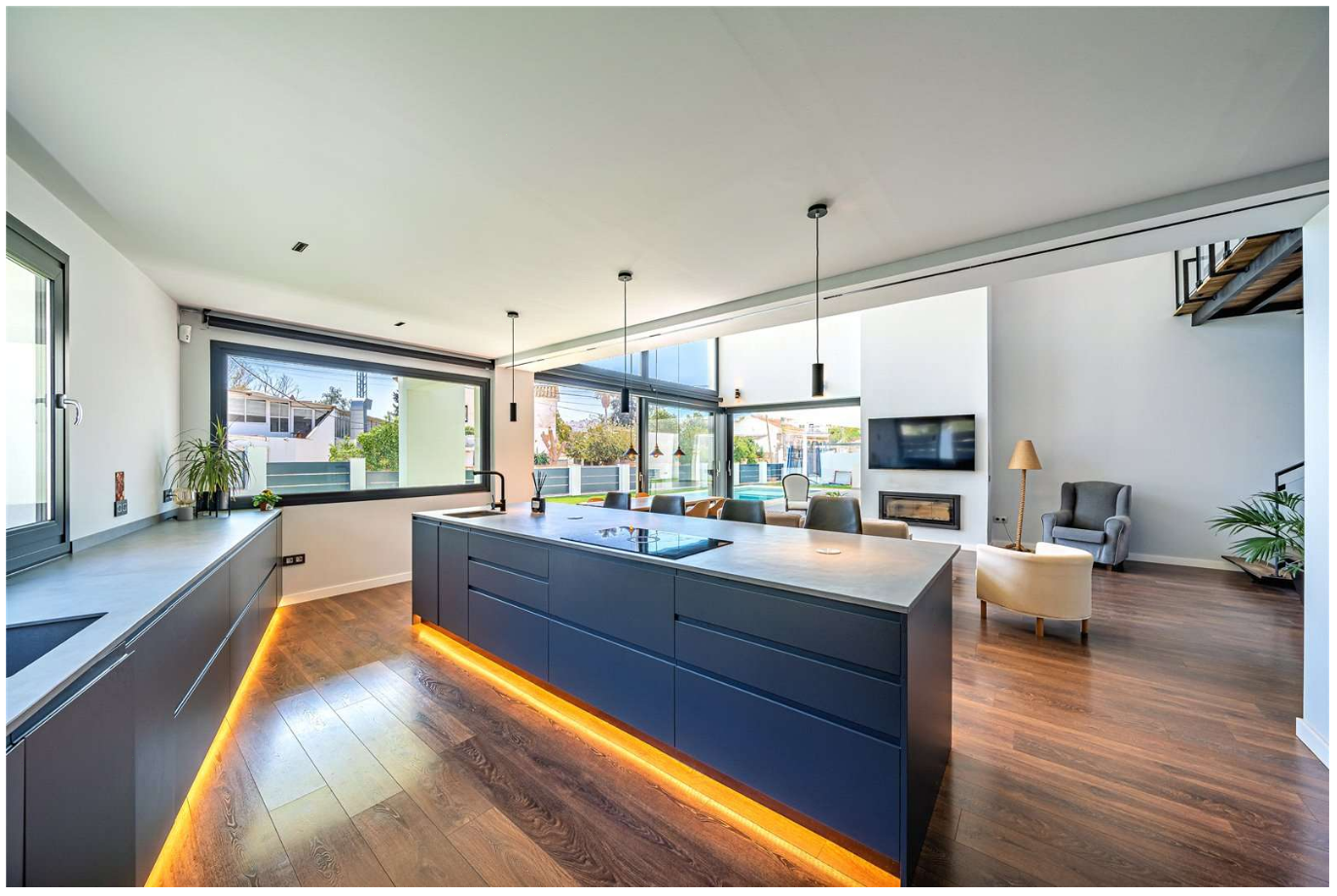 Villa Exclusiva en Torremolinos – Lujo, Luz y Ubicación Inmejorable