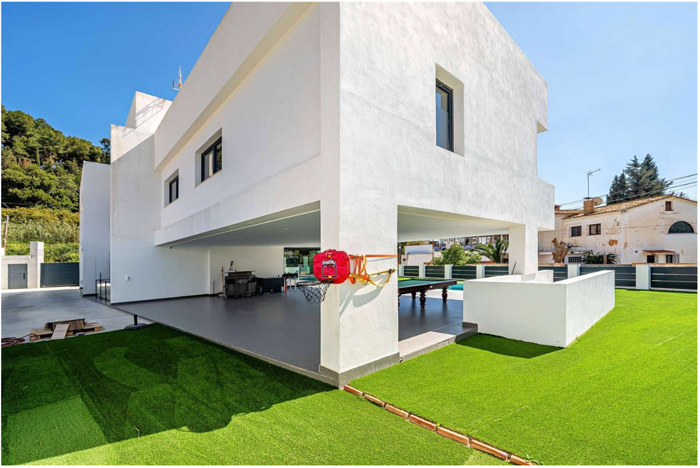 Villa Exclusiva en Torremolinos – Lujo, Luz y Ubicación Inmejorable