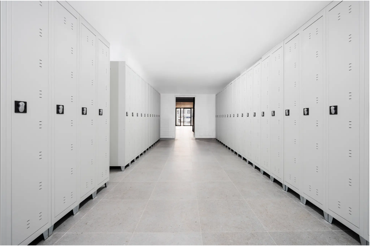 Es uno de los pocos complejos de obra nueva en Sierra Nevada. Un refugo único, donde la nieve teje experiencias inolvidables